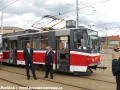 Vedoucí jednotky Provoz Tramvaje Petr Hloch zahajuje slavnostní zakončení provozu vozů KT8D5 v pražských ulicích. | 21.5.2013