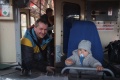 Na slavnostním zahájení se objevili také zástupci nové generace tramvajáků. Malý Péťa, syn admina Pražských tramvají, hned věděl, jak se v kabině tramvaje chovat. Levou rukou se přidržovat madla a pravou zdravit kolegy :-) | 25.3.2017