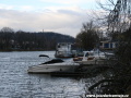 Motorová loď Visla na lince náhradní lodní dopravy X-21 u přístavního mola v areálu Yacht clubu. | 22.11.2008