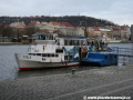 Motorová loď Visla na lince náhradní lodní dopravy X-21 u přístavního mola zastávky Výtoň. | 22.11.2008
