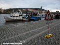Motorová loď Visla na lince náhradní lodní dopravy X-21 u přístavního mola zastávky Výtoň. Dopravní značka upozorňuje cyklisty na zvýšený výskyt chodců na náplavce v koridoru cyklostezky zde vedené. | 22.11.2008