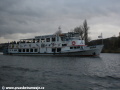 Motorová loď Odra na lince náhradní lodní dopravy X-21 v pohledu z podpalubí druhé lodě, Visly, během míjení se pod Vyšehradem. | 22.11.2008