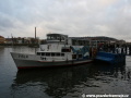 Motorová loď Visla na lince náhradní lodní dopravy X-21 u přístavního mola na Výtoni. | 22.11.2008