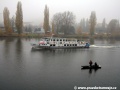Motorová loď Odra na lince X-21 náhradní lodní dopravy a rybáři na lovu ryb :-) na Vltavě pod Vyšehradem. | 4.11.2008