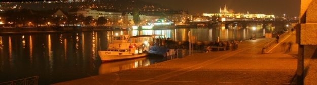 Motorová loď Visla na lince náhradní lodní dopravy X-21 u přístavního mola zastávky Výtoň s neopakovatelným panoramatem nasvíceného Pražského hradu. | 3.11.2008