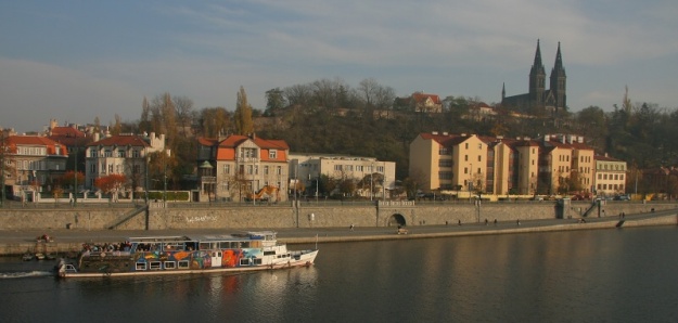 Motorová loď Visla na lince náhradní lodní dopravy X-21 pod Vyšehradem. | 5.11.2008