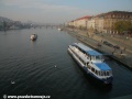 Zatímco motorová loď Danubio na lince náhradní lodní dopravy X-21 nabírá u přístavního mola na Výtoni cestující, na záď ji již dýchá druhá loď, Odra, která čeká na uvolnění přístaviště. | 5.11.2008