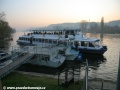 Motorová loď Danubio na lince náhradní lodní dopravy X-21 kotví u přístavního mola u Podolské vodárny. | 5.11.2008