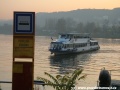 Motorová loď Danubio se na lince náhradní lodní dopravy X-21 přibližuje k přístavnímu molu u Podolské vodárny. | 5.11.2008