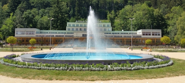 Lázeňské náměstí se Společenským domem a fontánou. | červenec 2015