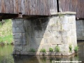 Usazení mostu na kamenné pilíře. | 22.5.2012