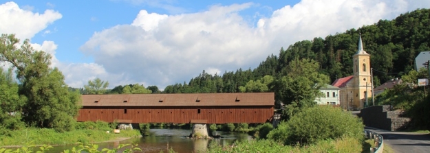 Obnovený krytý most v Radošově s farním kostelem sv. Václava z roku 1352. | 10.7.2012