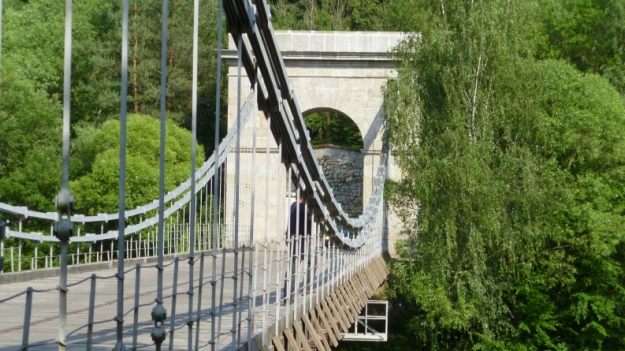 Řetězový most ve Stádleci, šikmo upevněná prkna na trámcích v bočnici slouží jako ochrana nosných trámů. | 5.6.2011