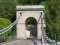Dvojice kamenných pylonů, v podobě bran vysokých 10 metrů nese řetězy na nichž je zavěšena dřevěná mostovka. | 5.6.2011