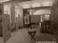 Přízemní část expozice Muzea pověstí a strašidel staré Prahy s rozvěšenými listy z knihy pověstí a exponáty.