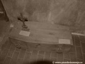 Na rakvi, v níž byl pohřben syn vdovy Karafiátové, objevující se v Nerudově ulici coby rarach nalezneme kříž z kostela od Emauzského kláštera.