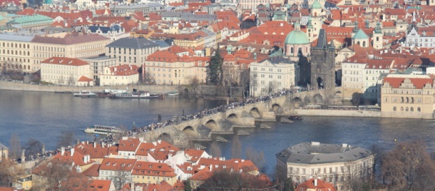 Ano. I netradiční pohled na Karlův most se Staroměstskou mosteckou věží nám nabídne Petřínská rozhledna! | 16.3.2012