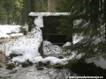 Ústí základnové výpusti před šoupátkovou věží, Bílá Desná si teď teče vlevo podél celé základnové výpusti, ačkoliv původní koryto bylo více vpravo. | 25.10.2009