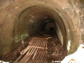 Po několika metrech základnové výpusti před šoupátkovou věží pokračuje ocelové potrubí o průměru 80 cm, kterým kdysi regulovaně odtékala voda z přehrady. Pohled do něj napovídá, že první šoupě ovládané z šoupátkové věže je stále otevřeno, stejně jako v pondělí 18. září roku 1916... . | 25.10.2009