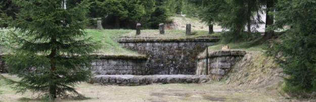 Východní hrana přepadu je o necelý půlmetr níže než západní, zde umístěná spojovací štola měla odvádět přebytečné vody do blízké přehrady Souš. Jde o jediný stále funkční pozůstatek po přehradě na Bílé Desné, neboť několik stovek metrů proti proudu Bílé Desné byl vybudován jez, od nějž se potrubím přivádí voda do této štoly. | 8.5.2011