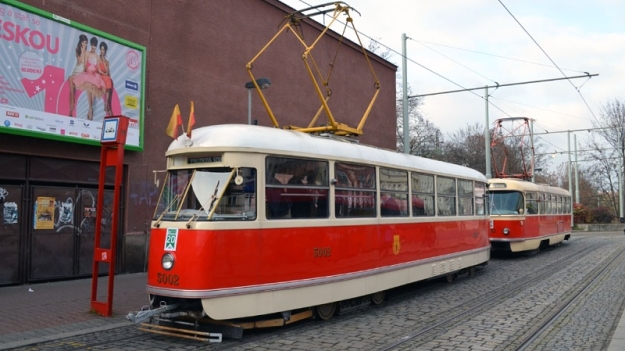 Historické vozy T1 ev.č.5002 a T3 ev.č.6102 ve smyčce Smíchovské nádraží. | 23.11.2013
