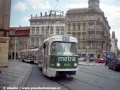 Tradiční pankrácká souprava vozů T3 ev.č.6431+6434 v novém reklamním nátěru propagujícím deník Metro odjíždí ve směru do centra z Malostranského náměstí. Oba vozy mají zachované původní tlustší okenní rámečky. | 16.7.1998