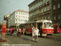 Z důvodu výluky na Karlově náměstí byla zavedena zvláštní tramvajová linka 32. Na snímku je její zastávka I.P.Pavlova Cestující vystupují ze soupravy vozů T3 ev.č.6506+6505. Čelní vůz této soupravy se za tři roky stane prvním pražským vozem modernizovaným na typ T3R.P. V ulicích se tak prohání dodnes s evidenčním číslem 8211 | 20.8.1997