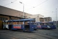 Setkání dvou vozů s reklamou Daewoo s odlišnými osudy. Zatímco T3 ev. #6523 je odstrojována ke šrotaci a stane se jedním z posledních zrušených vozů před zahájením procesu modernizací T3R.P, tramvaj T3SUCS #7135 bude v Praze sloužit ještě dlouhých šestnáct let, aby se pak přesunula k dalšímu životu do Kyjeva. | 11.9.1998