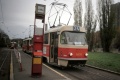 V nástupní zastávce smyčky Kotlářka byla zachycena na lince 34 strašnická souprava vozů #6674+6649. | 3.11.1998
