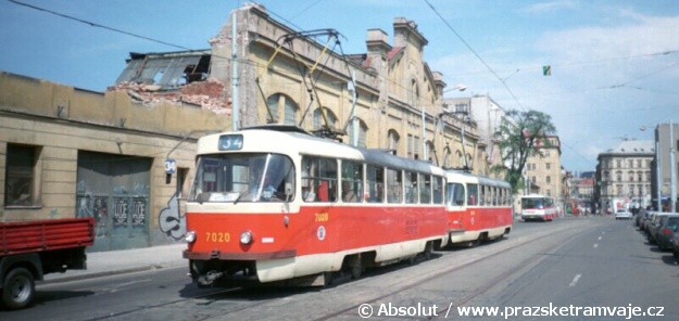 V roce 1998 probíhala demolice větší části někdejší Ringhofferovy továrny na tramvaje, později ČKD Tatra. Průčelí továrny v Plzeňské ulici bylo zachováno, aby se mohlo o několik let později stát součástí nového obchodného centra. Během demolic kolem něj projíždí souprava vozů T3SU ev.č.7020+T3 ev.č.6653 na lince 34. Vůz T3SU ev.č.7020 má stále původní kulatá obrysová světla na čele | 27.5.1998
