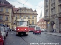 Tradiční vokovická dvaadvacítka opouští Malostranské náměstí – souprava vozů T3SUCS ev.č.7112+7113. | 16.7.1998