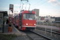 Další pankrácké pořadí obsloužila na lince 21 souprava vozů T3M #8008+#8045. Její červený lak je pozůstatkem reklamy Coca-Cola. Zcela vpravo je zřejmé, že tramvajová trať se zastávkou Nádraží Modřany byla vybudována dříve, než čtyřpruhový obchvat Obchodního náměstí. | 5.11.1998