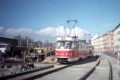 U budoucího výjezdu ze smyčky Smíchovské nádraží projíždí kolem bagru souprava vozů T3M #8050+#8010 na lince 6, dočasně prodloužené do Hlubočep. | 12.11.1998