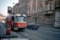 V zastávce Nuselské schody zastavila směrem do centra tramvaj T3M #8050. Kromě toho, že se jedná o ošklivý stinný obrázek, se hlavně jedná o běžně čelní vůz. | 21.11.1998