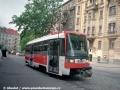Pohled z opačné strany na vůz typu T3R ev.č.8205 vyčkávající v Minské ulici poblíž nástupní zastávky Čechovo náměstí. | 5.8.1998
