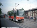 Nové vozy T6A5 vypravovala vozovna Žižkov zpočátku velmi často jako sóla na linky 5 a 14 a tak jich tam mám většinu fotografovanou. Výjimkou není ani vůz T6A5 ev.č.8742, zachycený na lince 14 u zastávky Pražská tržnice. Tento prostor vypadá i dnes, v roce 2011 stále stejně. Sice zde proběhla v roce 2005 kompletní rekonstrukce vozovek i tramvajové trati, ale kvůli hlouposti úředníků zůstaly zastávky úzké a bariérové a trať je z nových BKV panelů | 21.5.1998