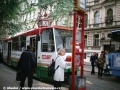 Ano, cestující skutečně nastupují do vozu KT8D5 ev.č.9003 na lince ve směru na Olšanské náměstí. Tato linka jezdila z důvodu výluky na Senovážném náměstí a nahrazovala na Žižkově linky 5, 9 a 26. | 24.6.1998
