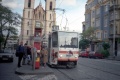 Na posledním snímku s linkou 8 je sice motivem tramvaj KT8D5 ev.č.9043 s celovozovou reklamou OBI, avšak více zaujme stavební stav zastávky a náměstí. V roce 1998 zde byl možný automobilový provoz ve všech směrech a tak i zastávka od Vltavské byla tradičním úzkým ostrůvkem. | 28.10.1998