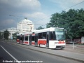 Tramvaj RT6N1 ev.č.9101 byla zařazena do provozu s cestujícími až jako poslední. Na začátku září 1997 však byla téměř denně ve městě na zkušebních a cvičných jízdách. Na snímku přijíždí z centra do zastávky Kublov, v pozadí je budova Podolské vodárny | 5.9.1997