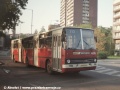 Autobus typu Ikarus 280 ev.č.4015 je jedním z vozů, které byly do Prahy převzaty jako ojeté z Pardubic, odkud také pochází nápisy NÁSTUP a VÝSTUP u dveří. Autobus odjíždí ze zastávky Koh-i-noor na lince 213 | 26.8.1997