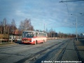 Černokostelecká ulice u zastávky Malešická továrna s autobusem ev.č.5621 na lince 268. Na snímku je zřejmé uspořádání ulice s dlážděnými přejezdy a živičným krytem trati | 14.12.1997