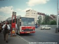 Kloubové pořadí linky X-C v zastávce Pankrác. Vlevo ještě zarůstá křovím plánované autobusové nádraží a parkují auta na bývalé tramvajové trati. Tohle místo se od doby pořízení snímku změnilo k nepoznání | 6.8.1997