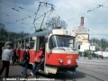 Kromě tramvají T2 bylo pro Pražáka v Brně ještě jedno veliké lákadlo. Všechny zbývající tramvaje T3 z prvních sérií již v Praze jezdily s okny vyměněnými podle vzoru pozdějších sérií. V Brně tomu tak však nebylo a tak má přední vůz soupravy T3 ev.č.1500+1522 na lince 1 ještě úzkou otevírací část oken, což bylo typické pro první série tramvají T3 vyráběné do roku 1964. Snímek byl pořízen na Mendlově náměstí | 18.4.1998