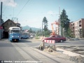 Souprava T2R ev.č.24+25 opouští výhybnu Kubelíkova směrem do centra. Vpravo je zřejmý dokončovaný vratný trojúhelník nové trati o normálním rozchodu. | 18.8.1998