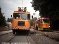 Vedle tramvaje T3 ev.č.37 zapózovala v zastávce Janův Důl trolejová věž s pracovníky, připravujícími trať o rozchodu 1435 mm na brzké zprovoznění. | 26.8.1998
