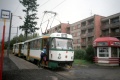 V roce 1998 ještě legislativa v České republice umožňovala přiblížit tramvajovou trať k obytnému domu, pokud to bylo nutné. Díky tomu mohli obyvatelé Dolního Hanychova jezdit do centra Liberce již po pouhých čtyřech dnech výluky tramvají z dočasné zastávky, umístěné před panelovým domem u zastávky Kubelíkova. Tramvaje zde na trojúhelníku končily až do roku 2001, na snímku je zachycena souprava T3m #49+58. | 14.10.1998