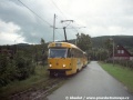 O několik minut později je opět zataženo a souprava vozů T3M ev.č.51+60 klesá stejným úsekem jako na minulém snímku zpět směrem k zastávce Spáleniště. | 23.8.1998