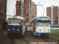 Ve smyčce Dubina se naše souprava vozů T2 ev.č.684+688 potkala s vlakem tramvají T3SU na lince 15. Na čelním voze ev.č.912 je zajímavé umístění kulatých obrysových světel a směrovek zároveň, typické pro Ostravu | 1.6.1997