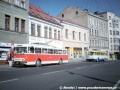Trolejbus 9TrHT26 ev.č.28 byl během dne odstaven pro závadu, ale podařilo se jej opravit a na snímku dojíždí vůz 9TrHT ev.č.105. Oba vozy jsou na lince 13 na Benešově náměstí ve stejném směru. Jedná se tedy o ojedinělou aplikaci metrolinek v Teplicích již v roce 1997 | 30.8.1997
