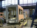 Články pražské tramvaje 14T opatřené základním lakem rozmístěné po výrobní hale | 28.11.2006